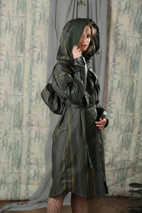 Double-sided coat, made of cotton / polyester fabric with a waterproof coating on one side - and a thin and light merino wool fabric in premium quality, made in Austria (personal import)-in the other side. Wide oversized cut, wide kimono sleeves in the shoulder area and narrow from the elbow and down.