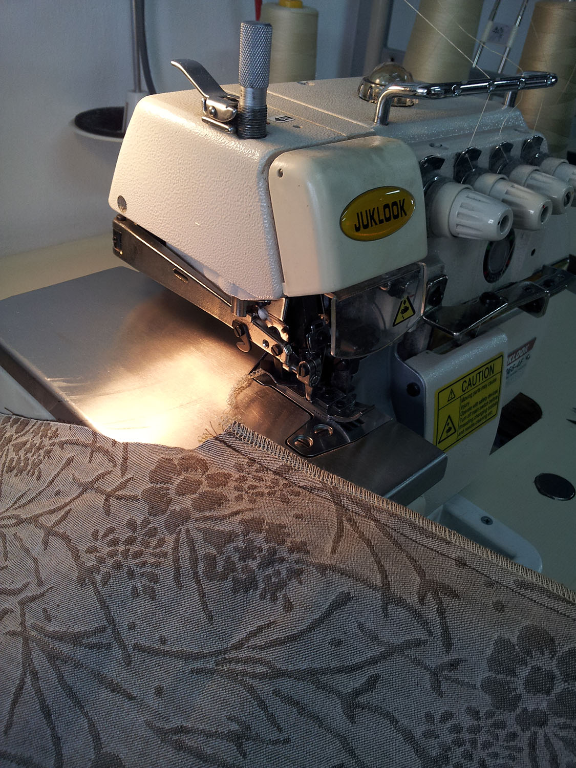 ציוג מגוון בסטודיו, מכונות תפירה, אוברלוק, חוג תפירה, תפירה למתקדמים