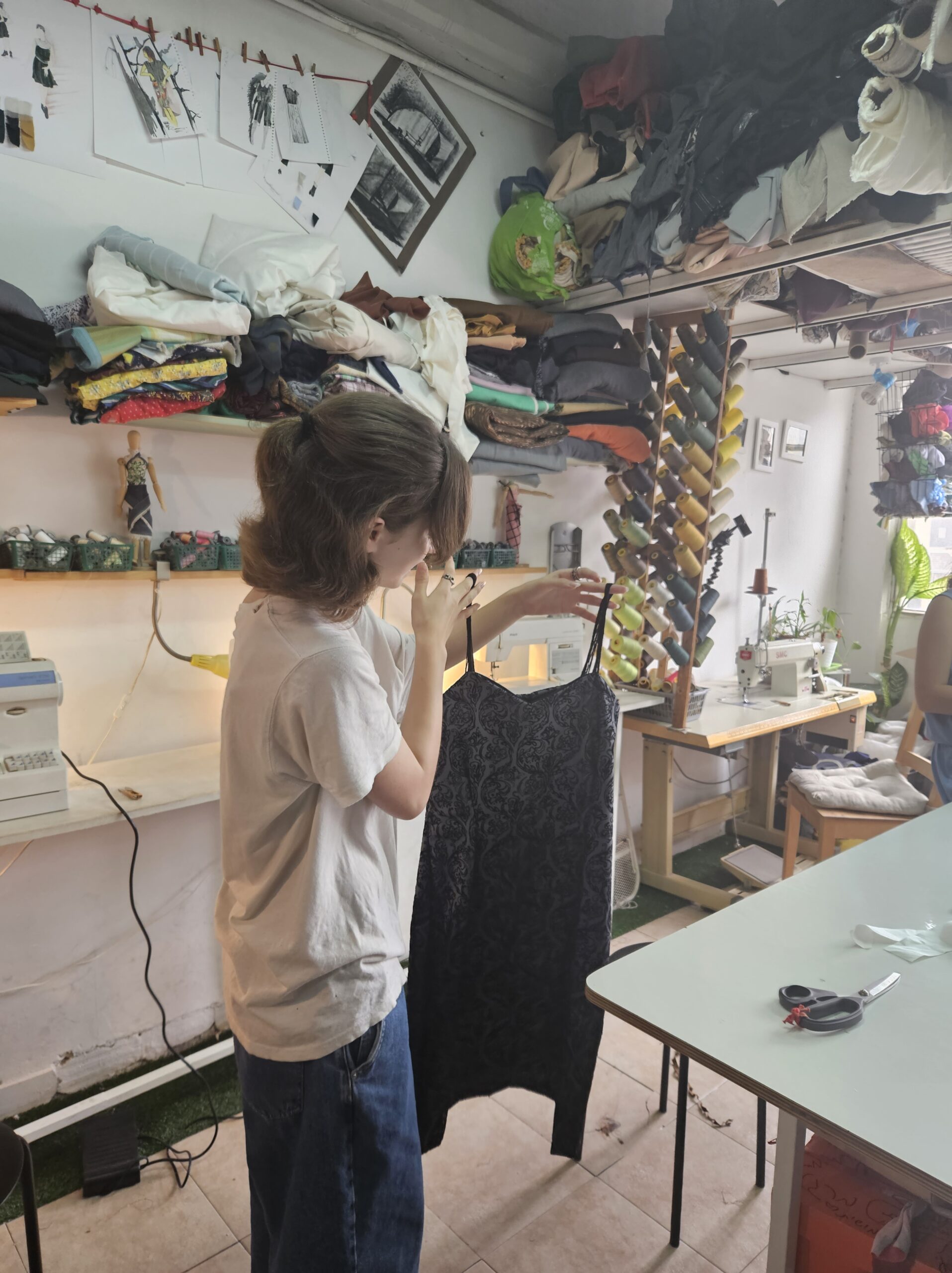 תפירה, חוג תפירה, סטודיו לעיצוב אופנה, חוג אופנה לנערות