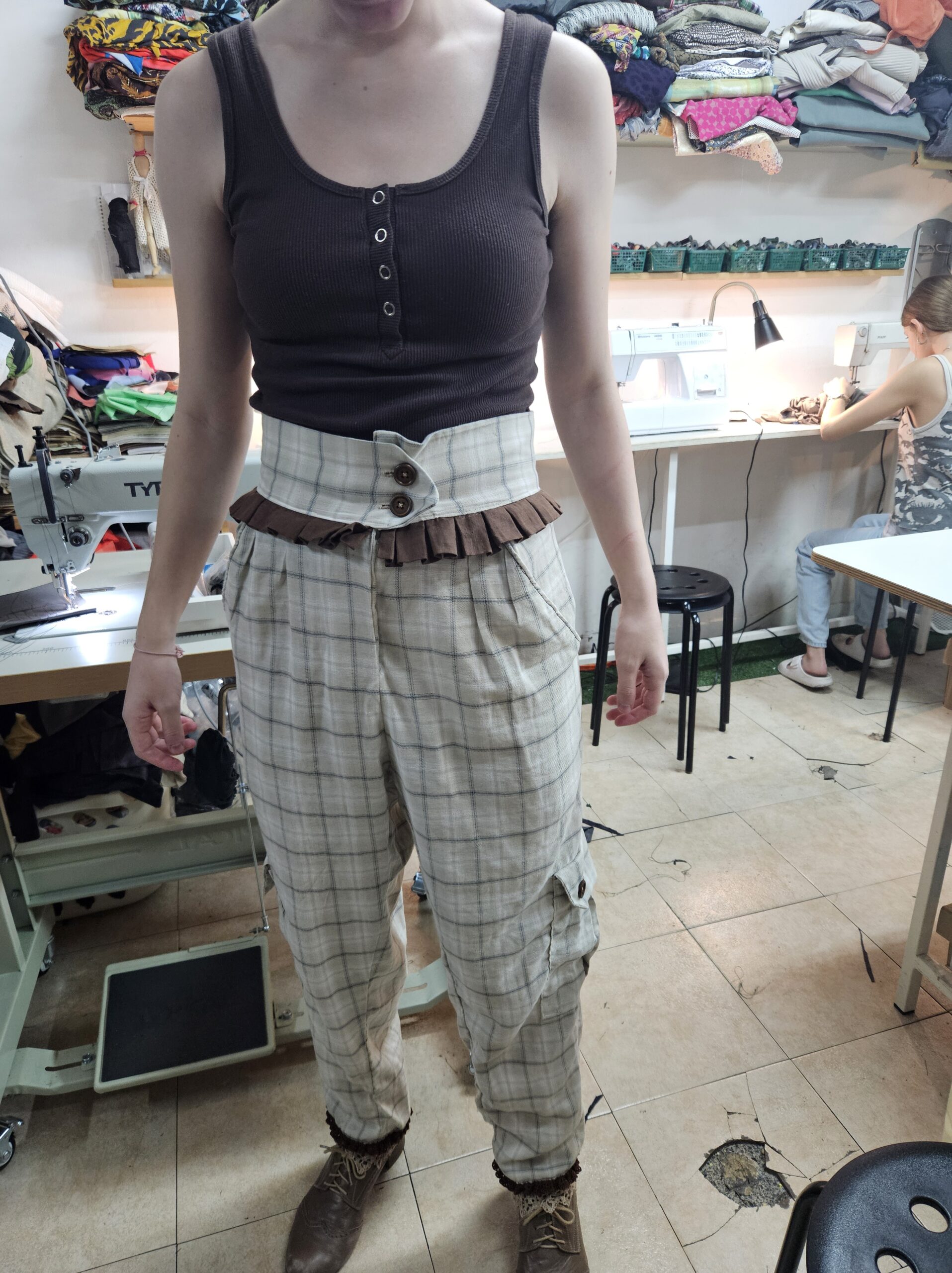 מכנסיים מעוצבים, דגם ייחודי, תלמידה מוכשרת, לימודים בחוג, עיצוב אופנה, תלמידות עיצוב