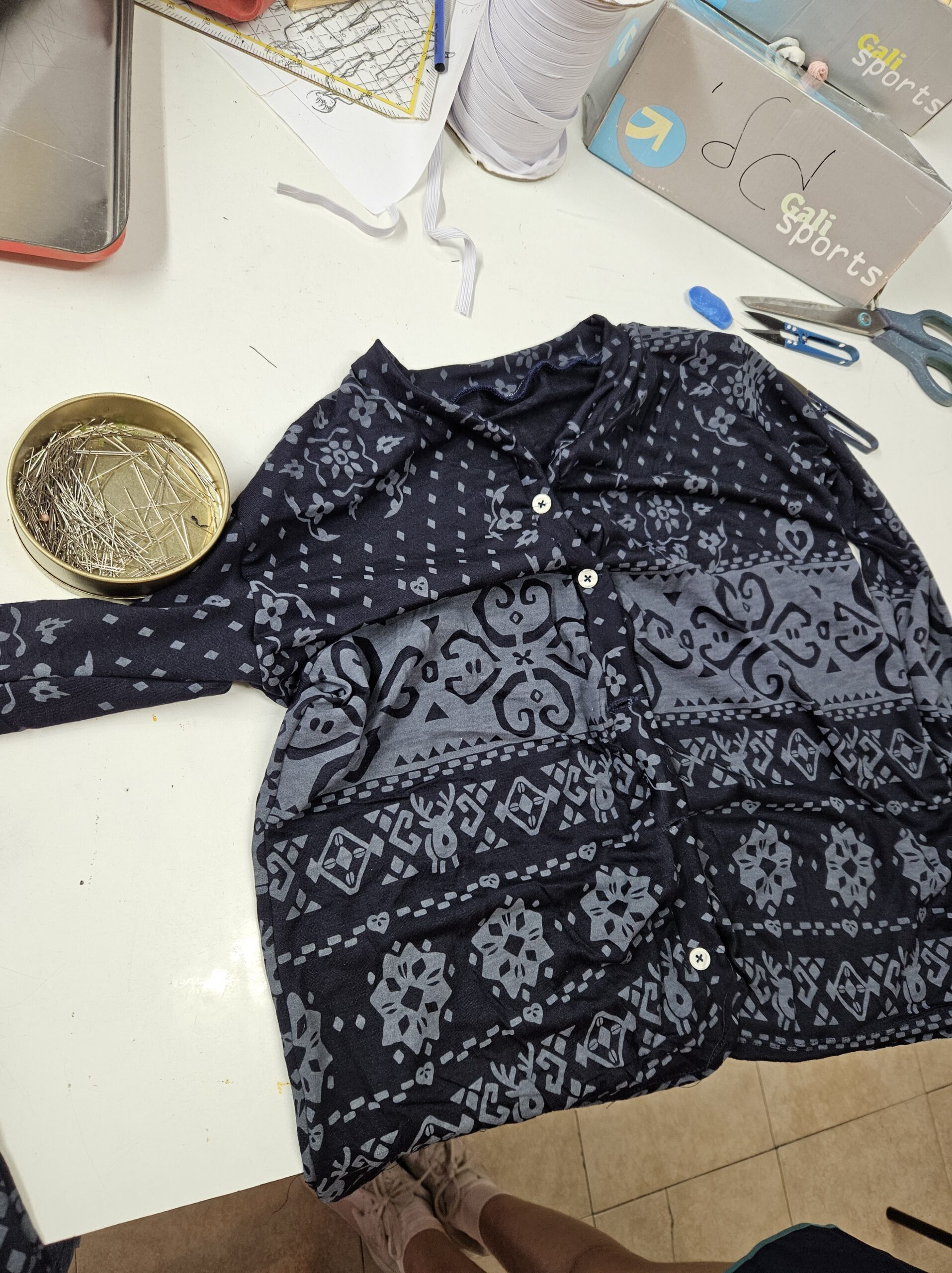 גזירה, תפירה, סריגים, תפירת בד סריג, קרדיגן, חוג תפירה, עיצוב אופנה