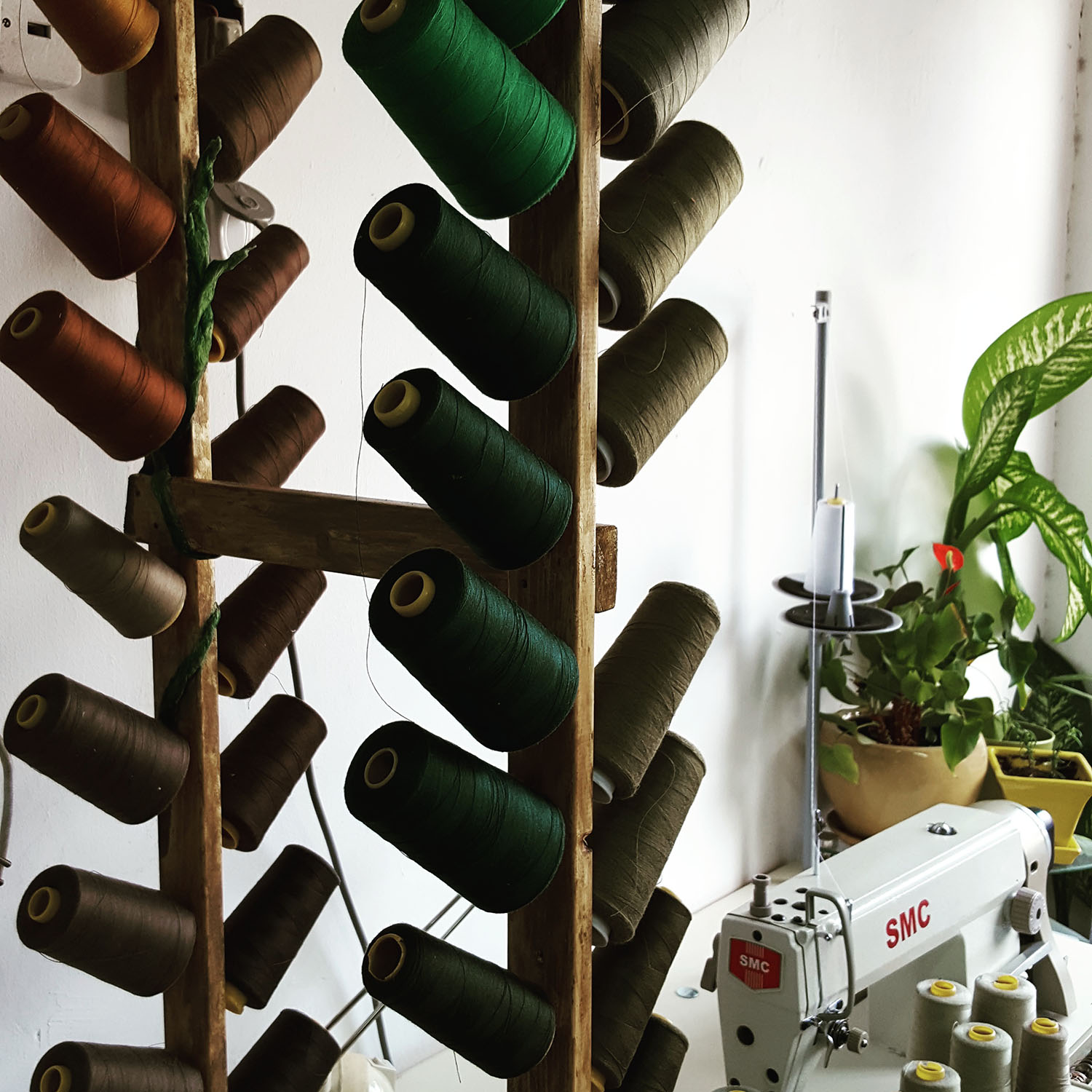 חוטי תפירה בירוק וחום