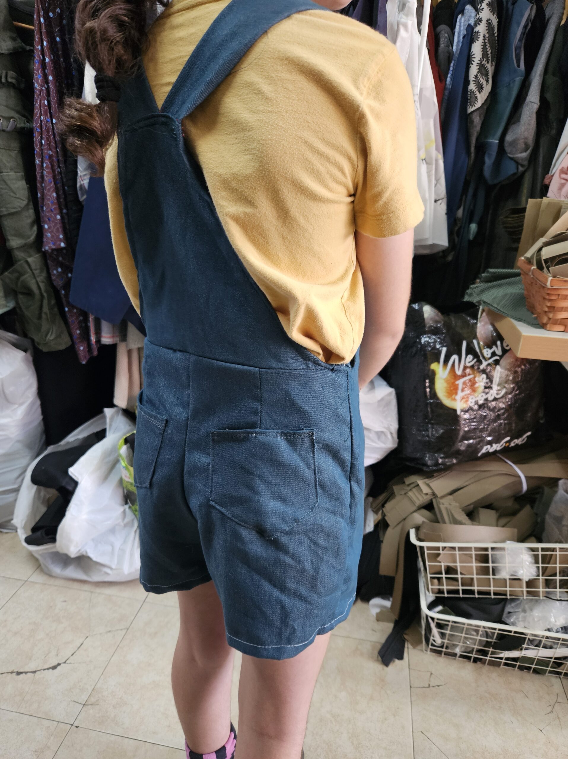 אוברול - ילדה בת 10 תפרה בחוג